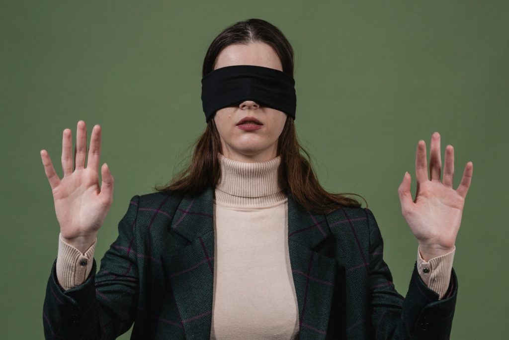 Жена със завързани очи
