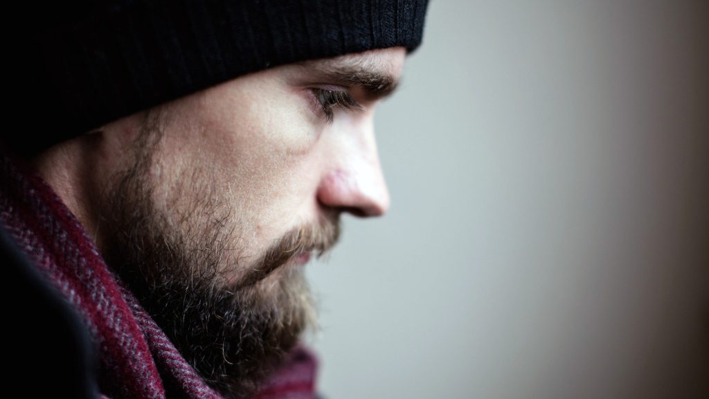 Замислен мъж