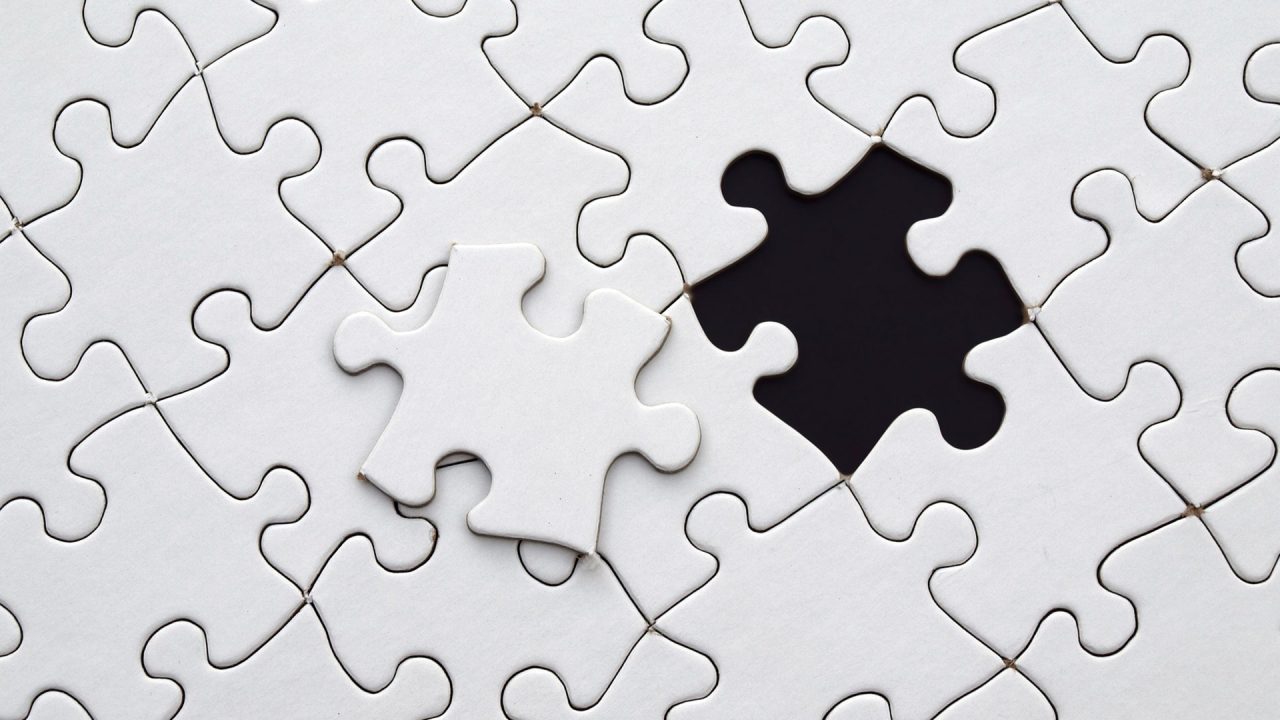 Пъзел, с едно празно място и елемент. Символизира завършване на задачата.