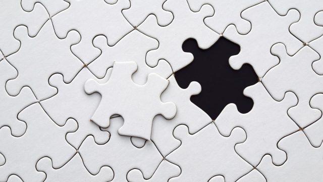 Пъзел, с едно празно място и елемент. Символизира завършване на задачата.